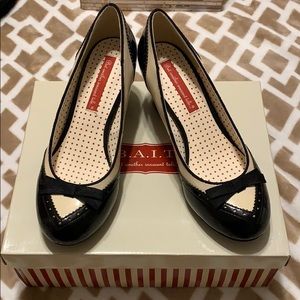 B.A.I.T. Black and cream patent pump!